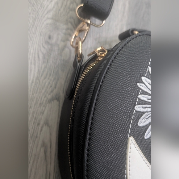 Backstitch Bruja Daisy Pumpkin Crossbody Backpack SOLD OUT Springween Halloween - Picture 7 of 15